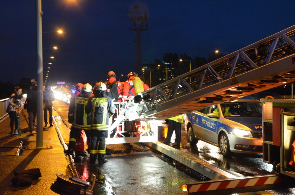 Einsatz BF Hoehenretter Koelner Seilbahn Hoehe Zoobruecke P2298.JPG